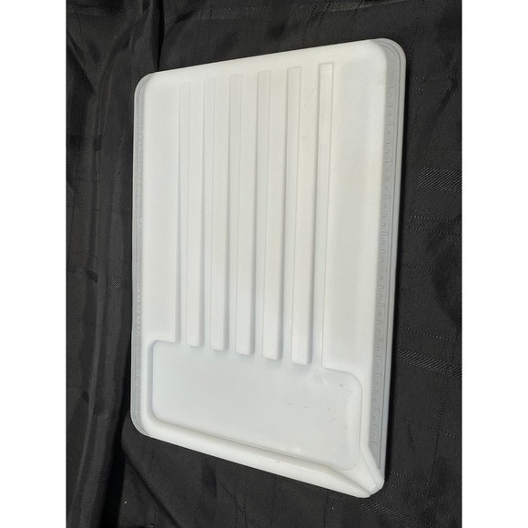 The Pampered Chef‎ Cutting Board -medium with Juice Wells 9x13 - Picture 2 of 2